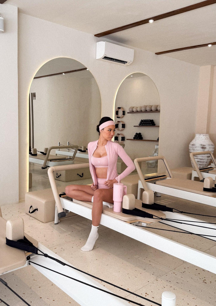 Calm wellness scene in silver and powder tones illustrating healthy weight management